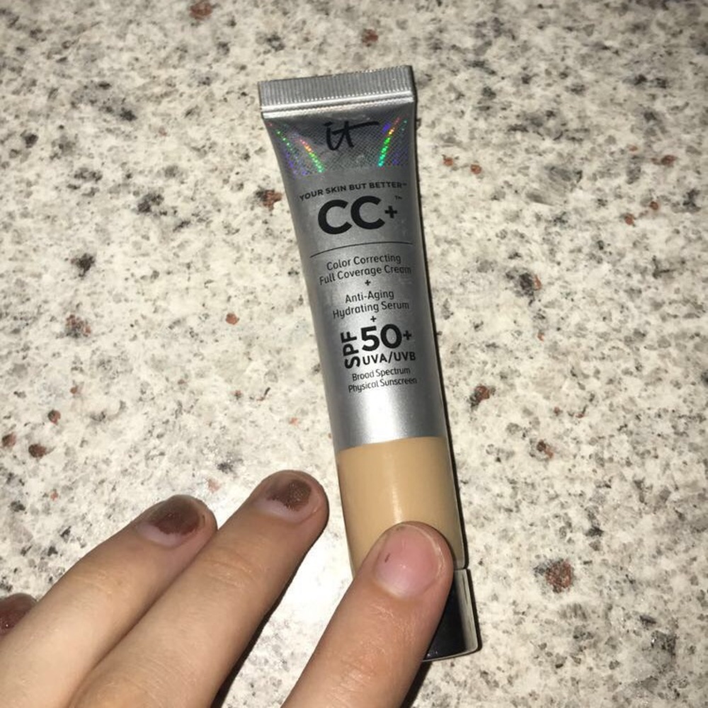 It Cosmetics CC cream shade LIGHT